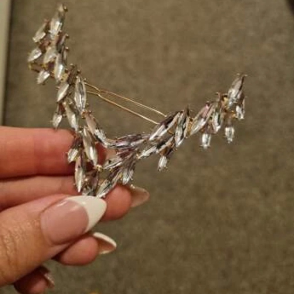 Rhinestone V Shape Hair Clip - Picture 9 of 9